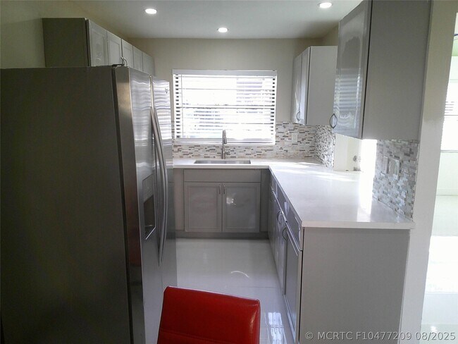 Building Photo - 3810 SW 52nd Ave