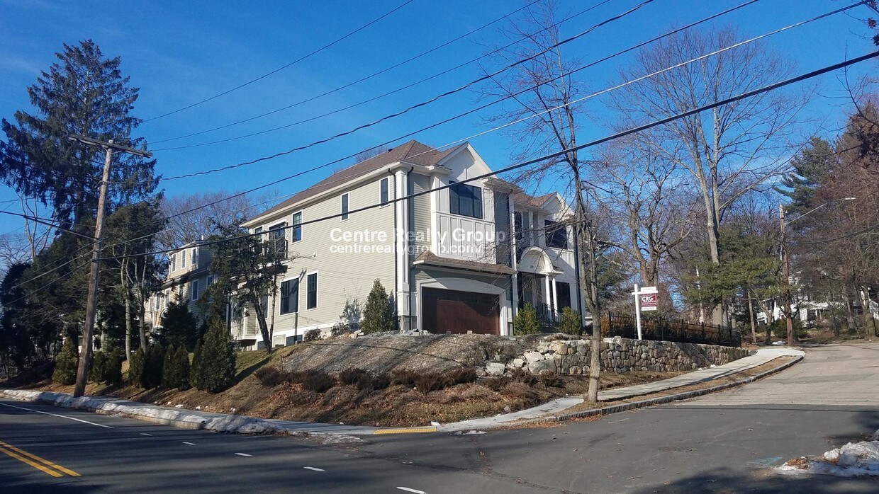 Primary Photo - 39 Roslyn Rd