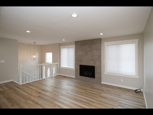 Foto del edificio - Beautifully Remodeled Home with Two Car Garage and Large Backyard!