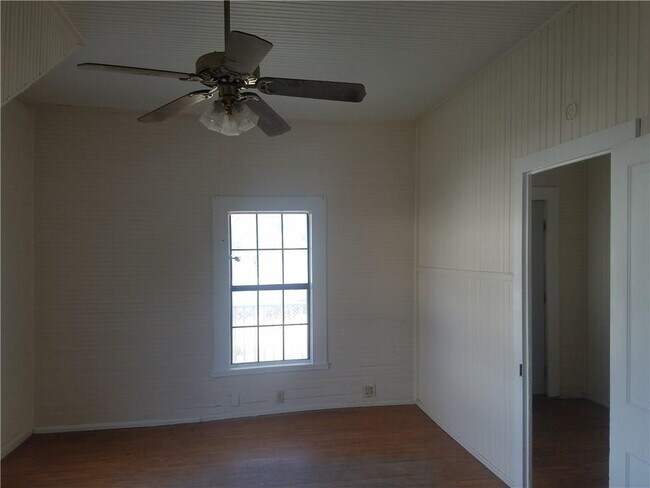 Building Photo - 508 S Seguin St