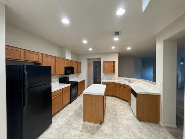 Building Photo - Spacious home in Lincoln