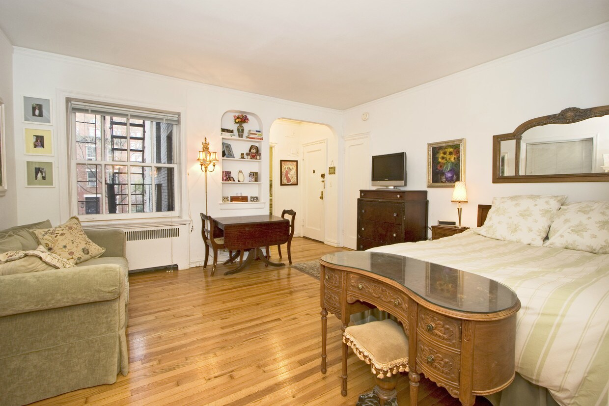 Primary Photo - 2 Grove St