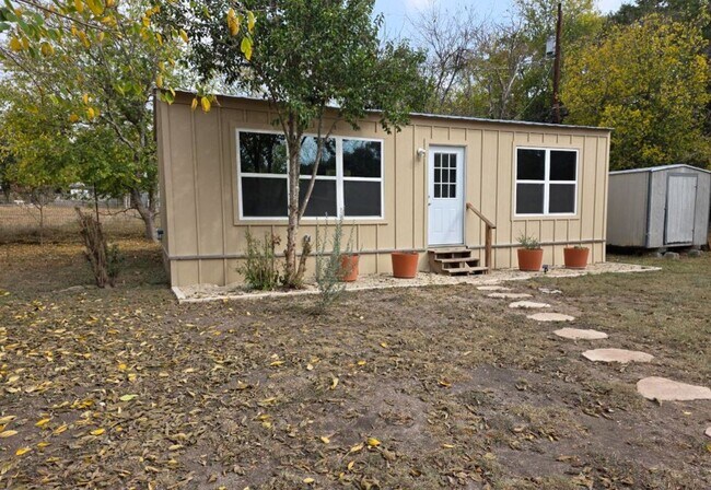 Foto del edificio - FOR LEASE!!