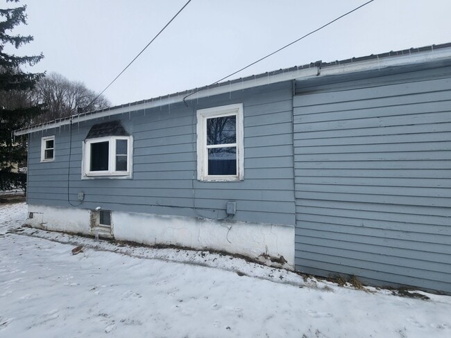 Building Photo - 502 Graffius Ave Ext