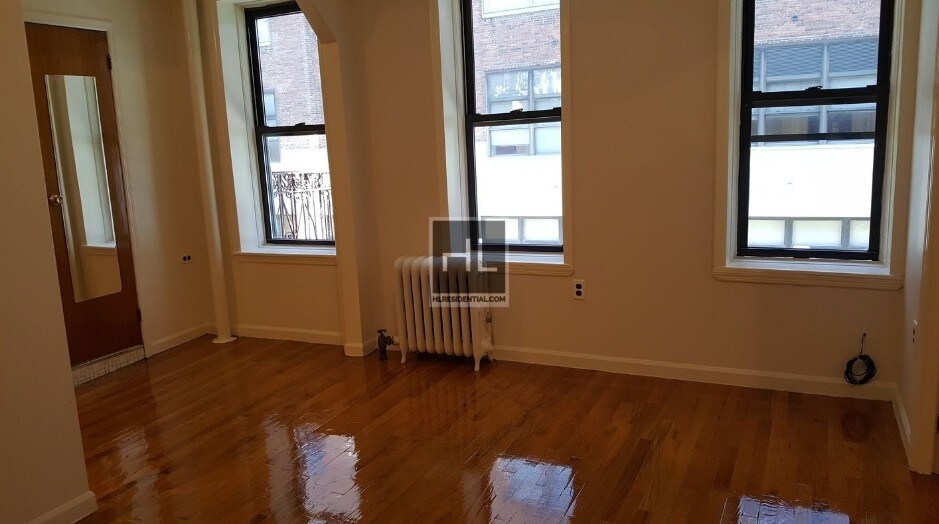 Primary Photo - 312 W 15th St
