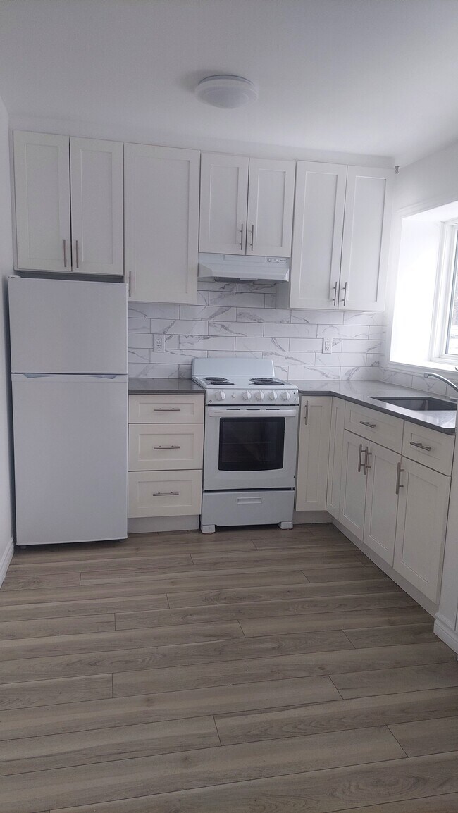 Building Photo - 630 Cummings Av