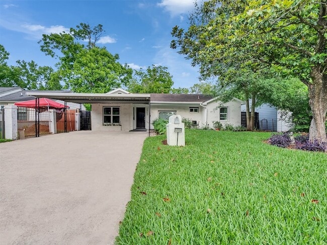 Building Photo - 10309 Chesterfield Dr