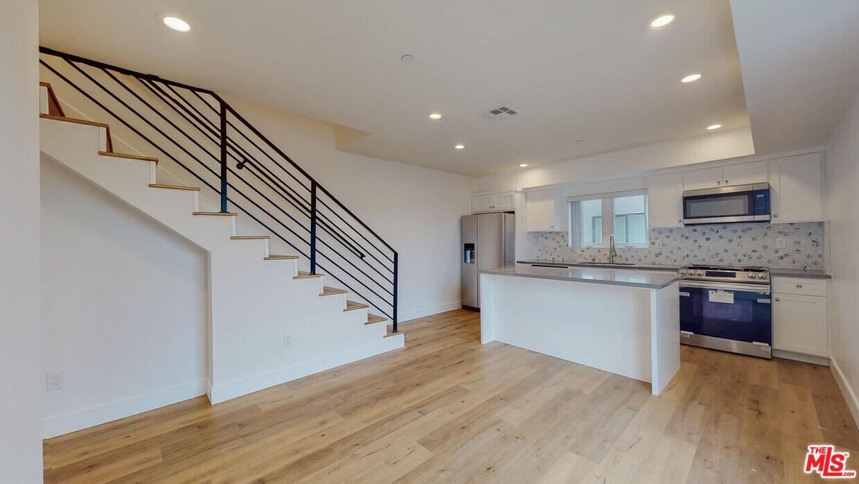 Primary Photo - 532-534 N Wilton Pl