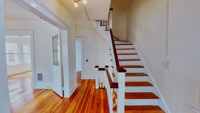 Foto del edificio - [In-Unit Laundry; Garden] Townhouse-Style Living, with Historical Details & Parking!
