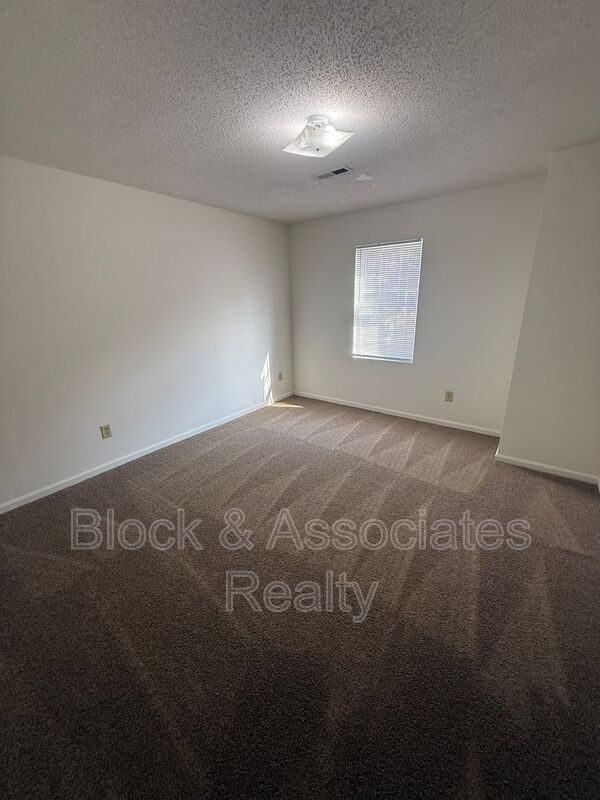 Foto del edificio - 716 Breeze Hill Rd
