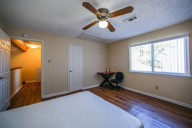 Foto del edificio - 9511 Sharpcrest St