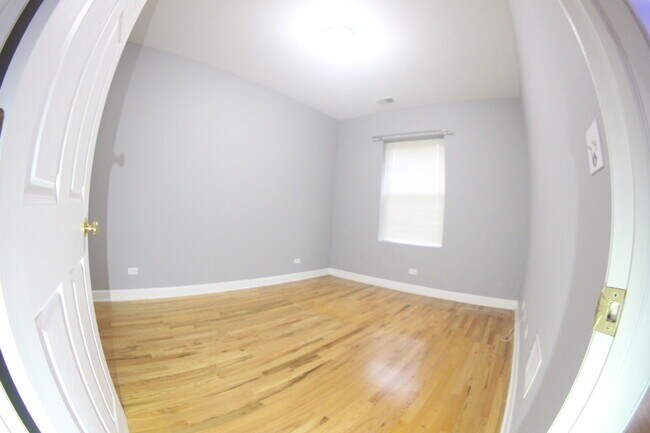 Building Photo - 2243 W Rosemont Ave