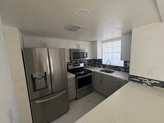 Building Photo - 8889 Fontainebleau Blvd