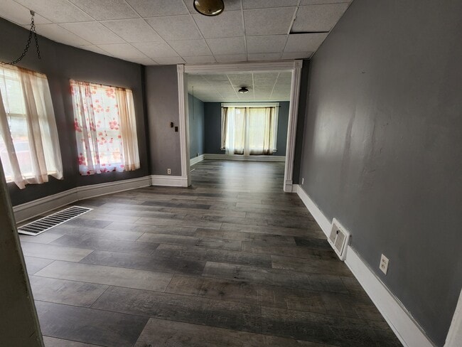 Building Photo - 623 E Irving Ave