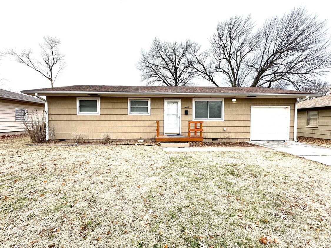 Primary Photo - NEWLY REMODELED 3 BEDROOM 1 BATH IN WEBB C...