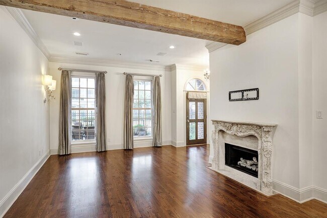 Foto del edificio - 5124 Chevy Chase Dr