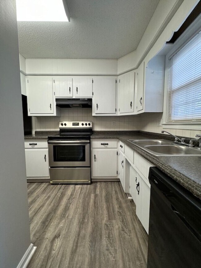 Foto del edificio - Great Location ! This 2 bedrooms, 1.5 bath townhome is conveniently located in Greer close to sho...