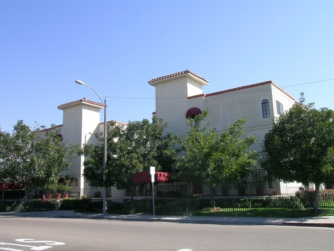 Building Photo - AVAILABLE NOW - Beautiful Condo in the Heart of Vibrant San Diego!