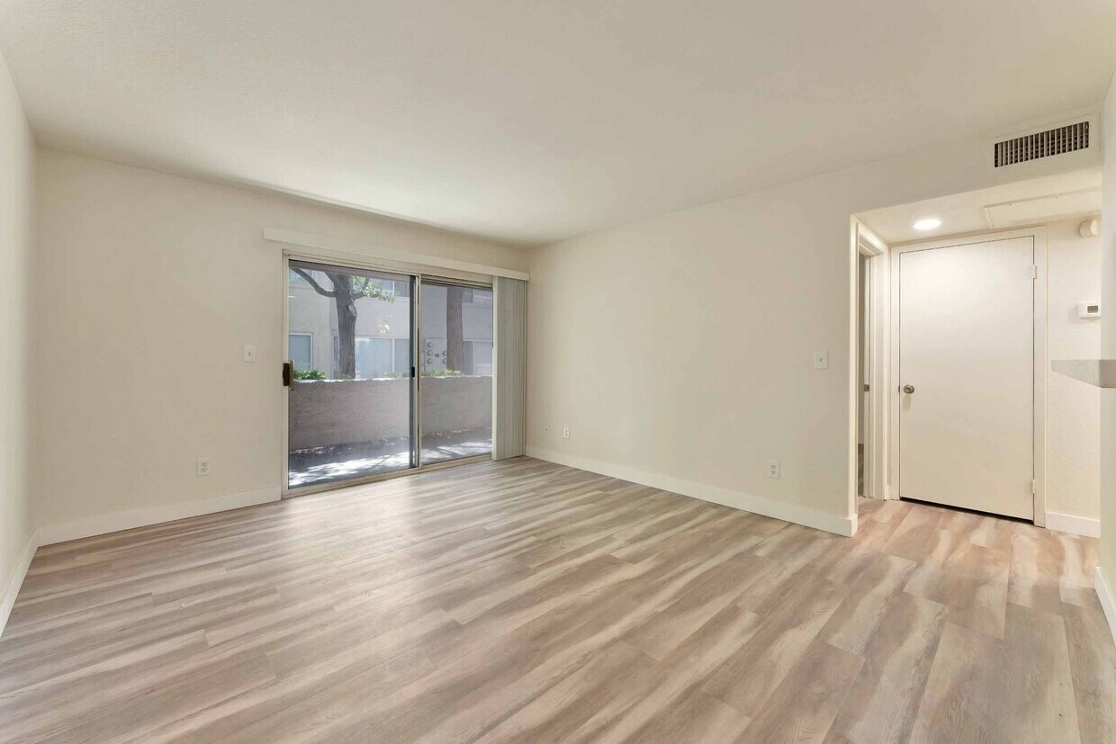 Primary Photo - Cozy Ground Floor Condo!