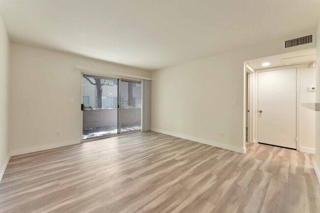 Foto del edificio - Cozy Ground Floor Condo!