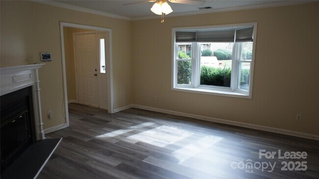 Foto del edificio - 8306 Summerglen Cir
