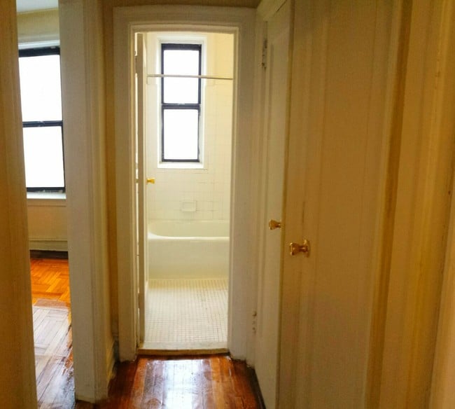 Building Photo - 474 E 98th St