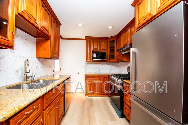 Building Photo - 1099 Bradford Dr