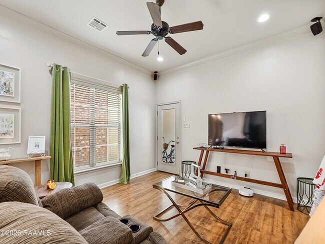 Foto del edificio - 218 Chimney Rock Blvd