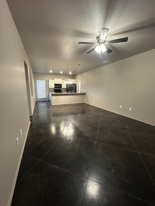 Building Photo - Large 3 bed 2 bath