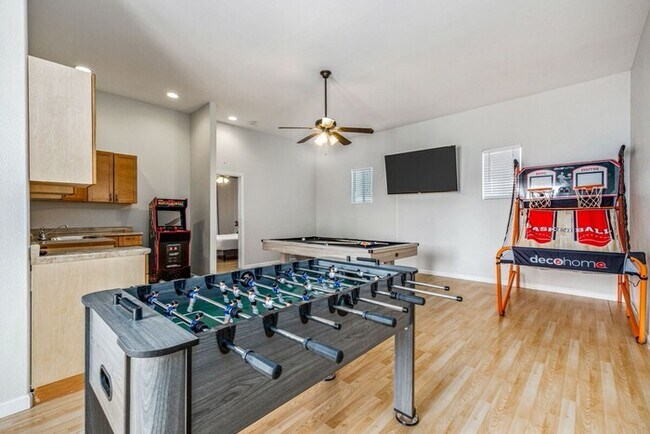Building Photo - Stylish 5BR Retreat w/ Refreshing Pool
