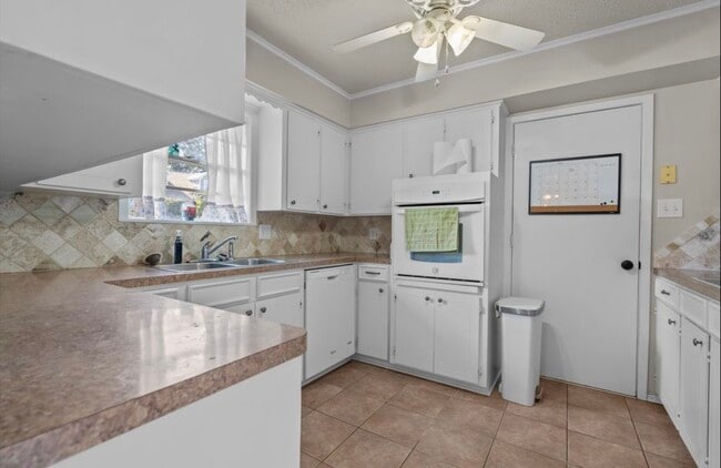 Building Photo - 2020 S Tipton Ave