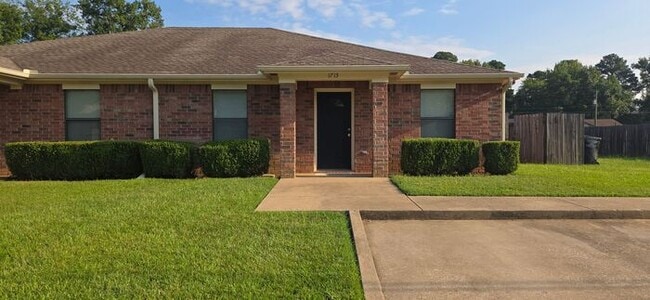 Building Photo - Cozy 2 Bedroom 2 Bath Duplex in Longview!