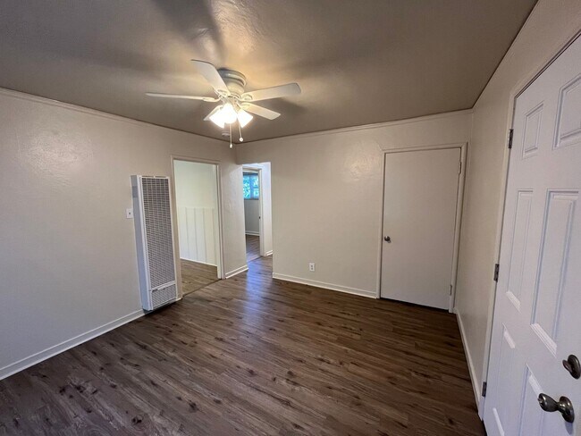 Building Photo - Charming 1 bedroom 1 bath cottage