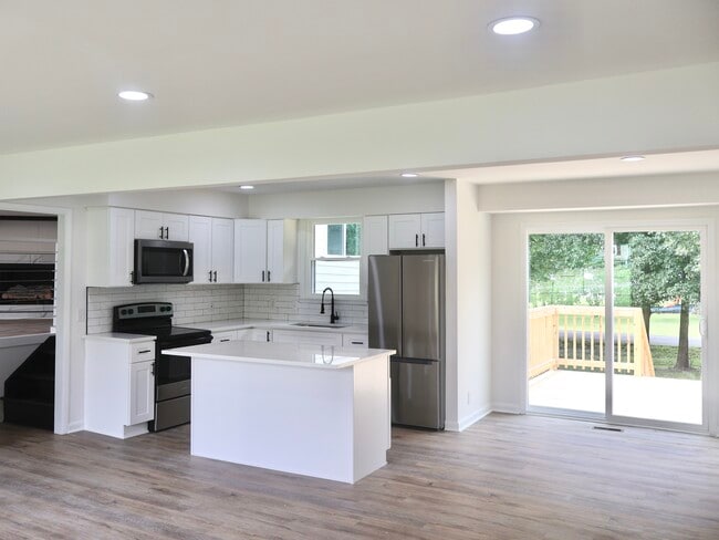 Building Photo - 129 Lake Point Dr