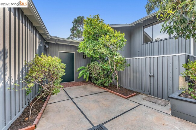 Building Photo - 5 Sotelo Ave
