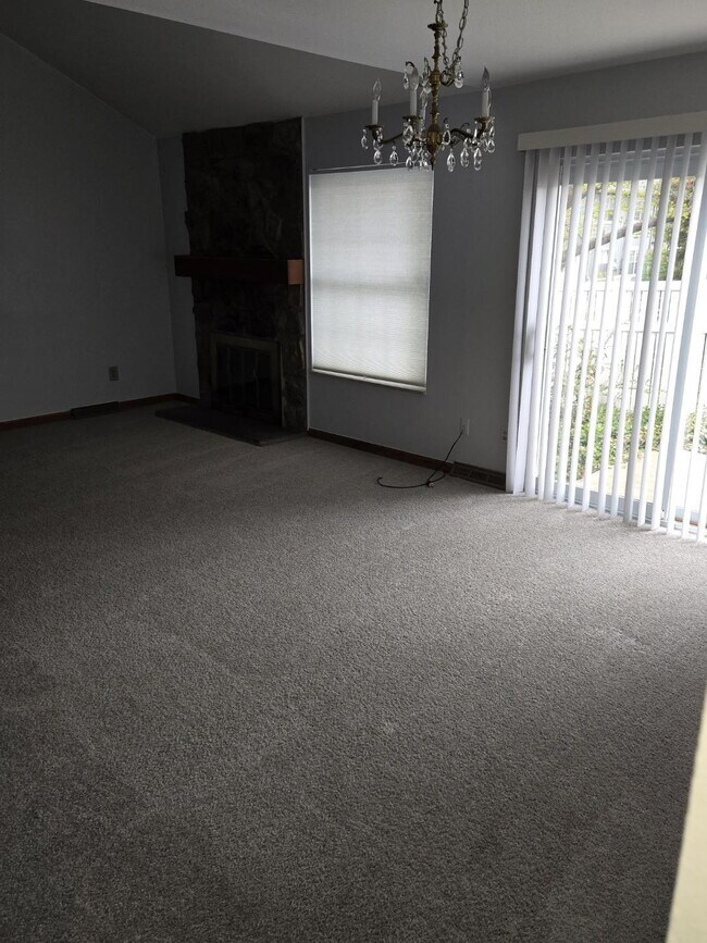 Building Photo - "Spacious 3-Bed, 3-Bath Townhouse in Heather Ridge South"