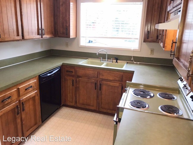 Building Photo - 4703 Whitman Cir NE