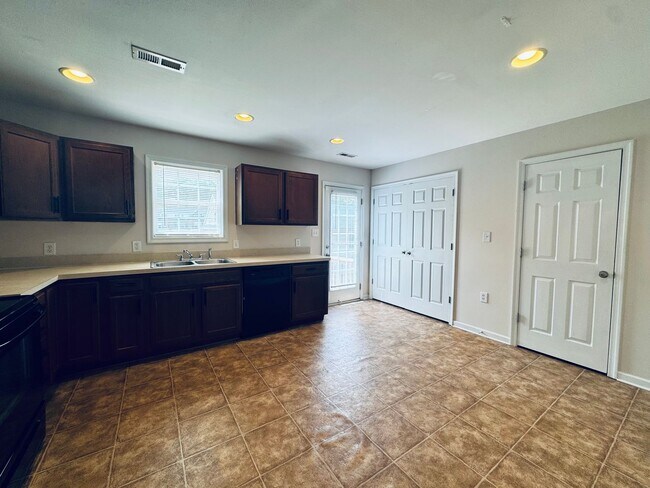 Building Photo - Wards Ferry Rd Townhome