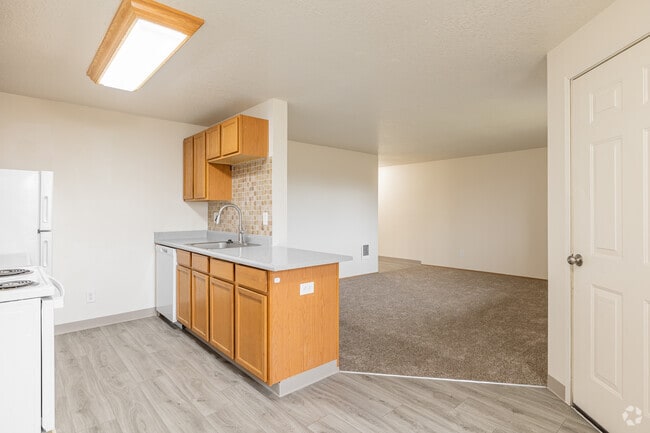 2BR, 2BA - 946SF - Dining Room - Halsey Heights
