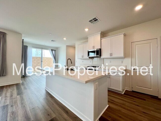 Building Photo - 5044 Ferguson Privado