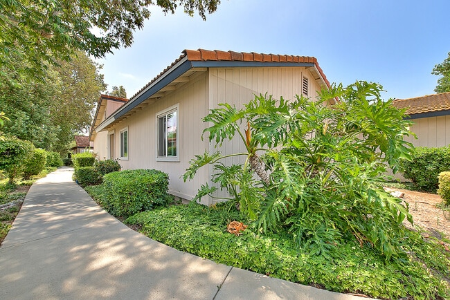 Building Photo - 1068 Border Ave