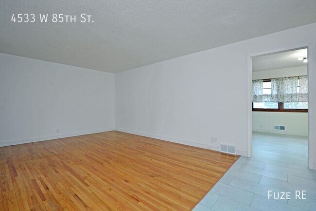 Foto del edificio - 4533 W 85th St