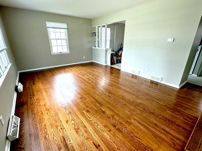 Living Room - 8900-8916 W Howard Ave