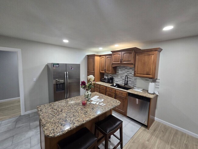 Foto del edificio - 2 Bed 2 Bath Basement Apartment