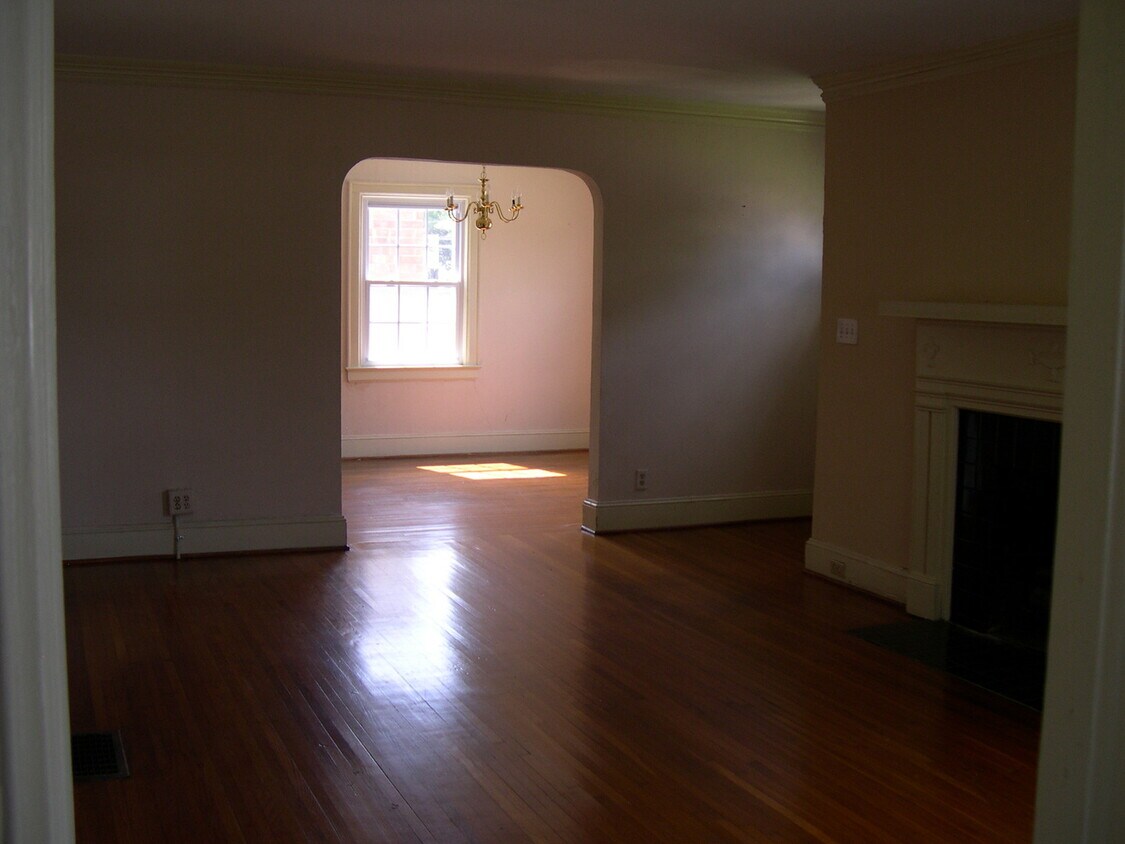 Foto principal - 3 bedroom, 1 bathroom house on Central Ave