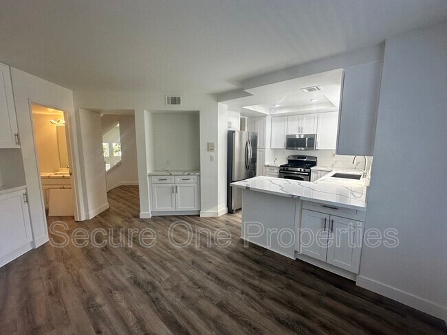 Foto del edificio - 674 Warwick Ave