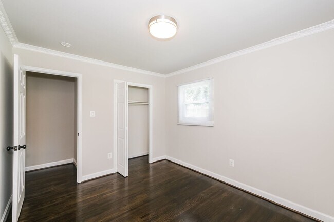 Foto del edificio - Spacious Single Family Home with backyard space