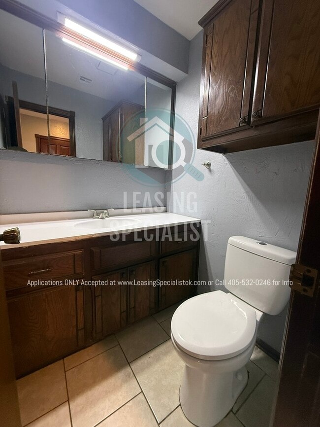 Building Photo - West Norman 2 Bed 1.5 Bath Townhouse Available for Your Immediate Move!