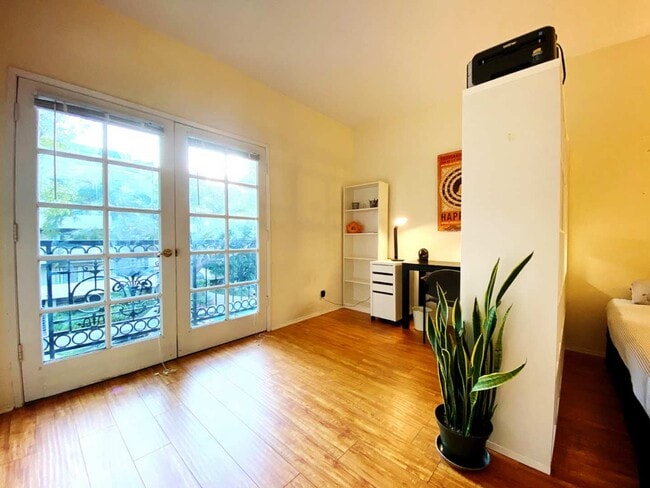 Building Photo - 1620 S Bentley Ave