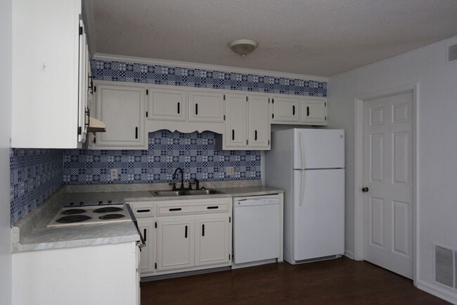 Building Photo - Spacious Townhome Available Today!